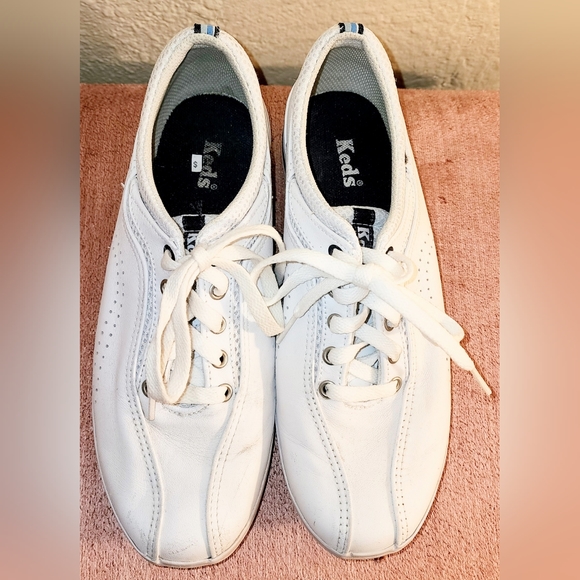 Keds White Leather Structured Low Top Tennis Shoes. These are classic shoes. 8.5 - Picture 6 of 13